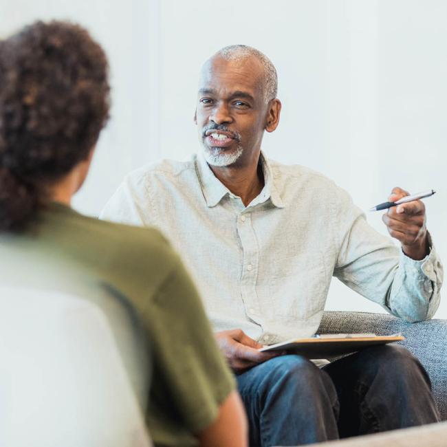 People manager leading a performance management review with new employee